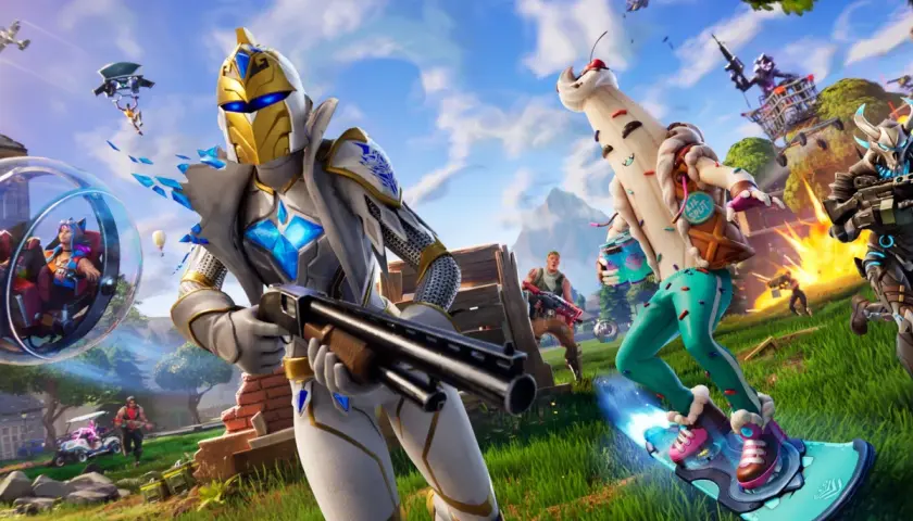 Postacie z Fortnite, gry, która ma już swoje lata, w akcji na tle nieba i zielonej trawy.
