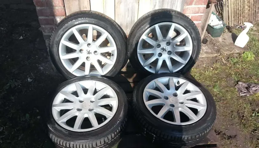 Cztery felgi aluminiowe z oponami do Peugeot 307. Idealne do zmiany rozmiar opon i odświeżenia wyglądu auta.