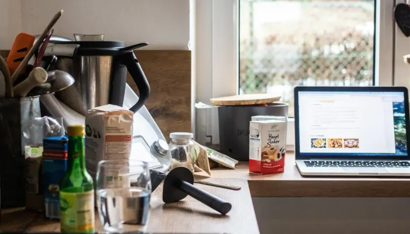 Na blacie kuchennej stoi Thermomix, obok składniki i laptop z przepisem. Właśnie szukasz informacji, jak zapłacić abonament w Thermomixie.