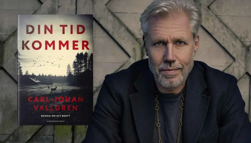 Carl-Johan Vallgren, författaren bakom "Din tid kommer", med en bok som skildrar en mörk berättelse.