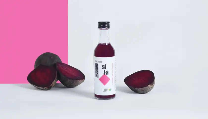 Zakwas z buraka na co? Siła dla trawienia w butelce LUVSHOT. Świeże buraki podkreślają jego naturalne pochodzenie.
