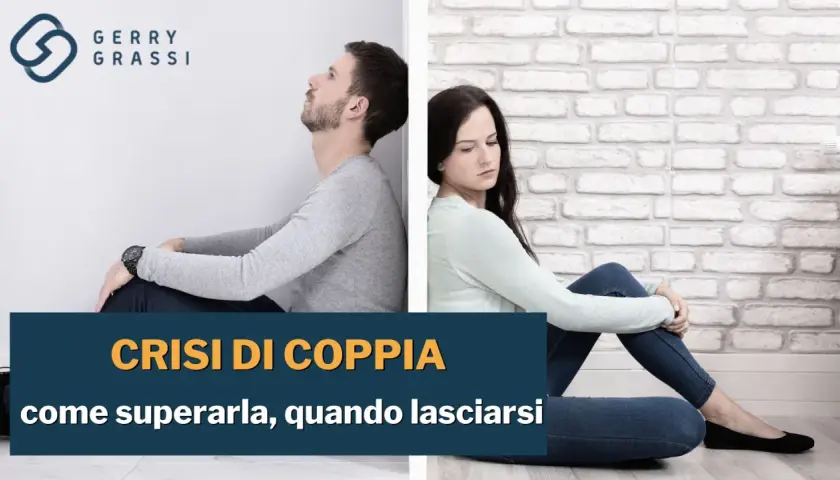 Coppia seduta schiena contro schiena, simbolo di una crisi di coppia. Testo: "Crisi di coppia: come superarla, quando lasciarsi".