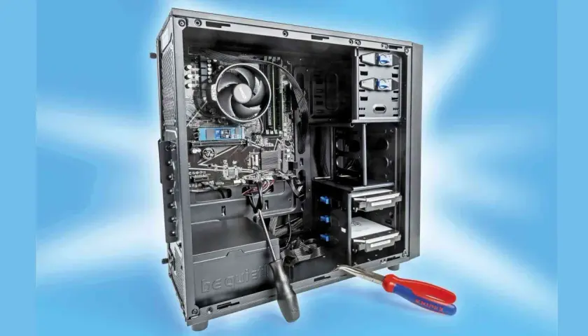 Ein offener PC-Tower mit Schraubendreher und Zange, bereit, einen alten PC als Server zu nutzen.