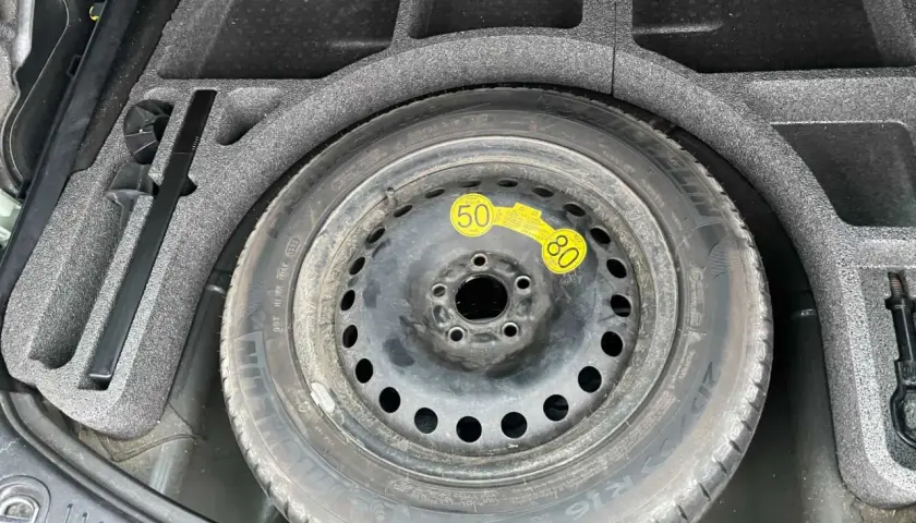Koło zapasowe w bagażniku Forda S-Max, z narzędziami.