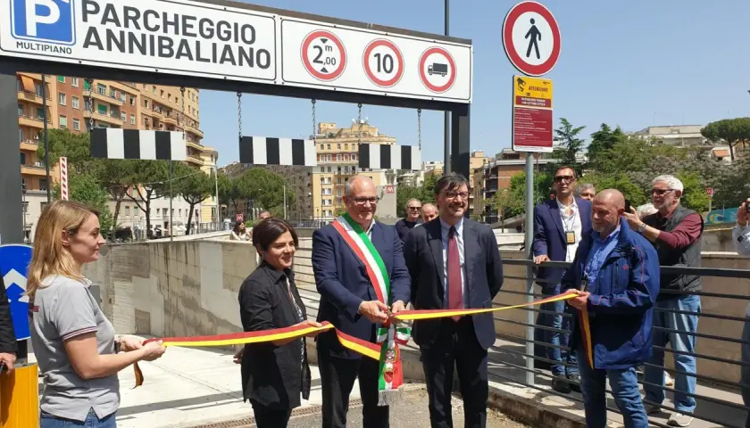 Inaugurazione del parcheggio multipiano Annibaliano, vicino alla fermata metro. Taglio del nastro con autorità e cittadini.