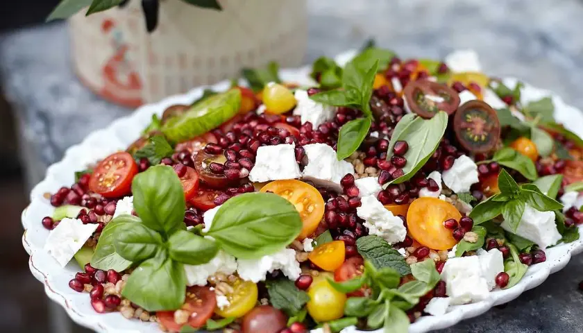 En färgstark sallad till grillat med granatäpple, fetaost, tomater och färska örter.