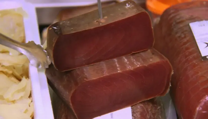 Bloques de atún de arena curado, con su carne rojiza y veteada, listos para ser degustados.