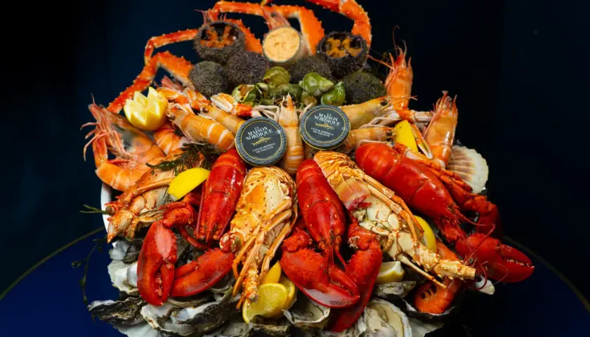 Une assiette de fruits de mer pour une personne : homards, langoustines, crevettes, oursins, huîtres et caviar.