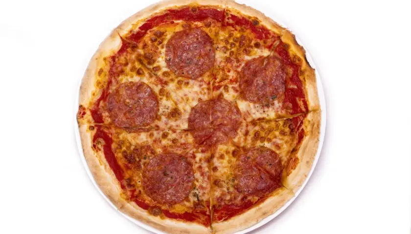 Jakie salami na pizzę? Odkryj najlepsze smaki i połączenia