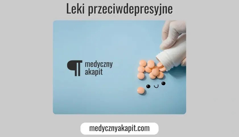 Ręka w rękawiczce wysypuje leki przeciwdepresyjne. Na niebieskim tle uśmiechnięta buźka z tabletek.