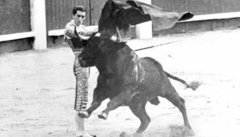 Un torero se enfrenta a un toro bravo en la arena. La imagen evoca la pregunta: ¿quién mató a Manolete?