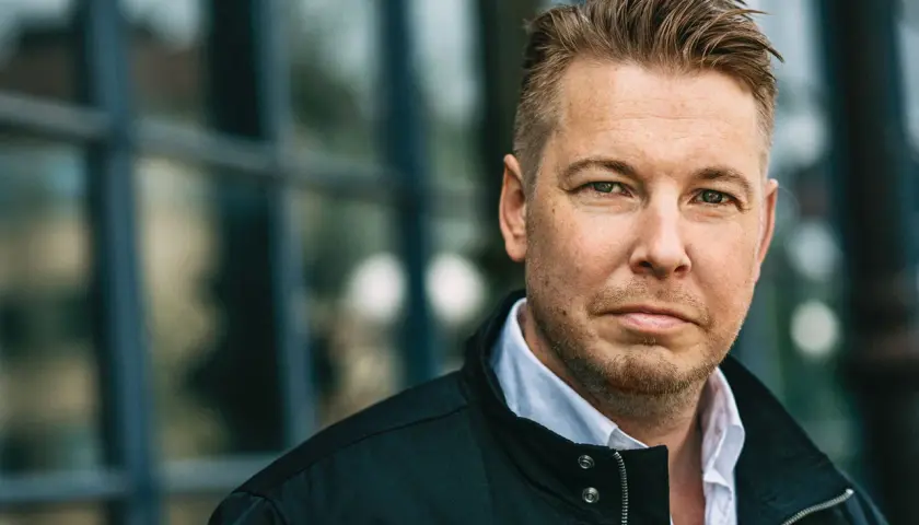 Fredrik Backman, författaren bakom succéromaner, poserar för en bild som skulle kunna pryda hans fredrik backman blogg.