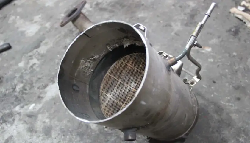 Zużyty filtr cząstek stałych FAP z widocznym wkładem ceramicznym.
