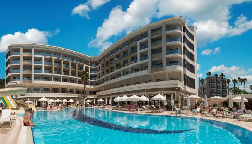 Basen i hotel z tarasami, idealne miejsce na wakacje. Sprawdź opinie o Golden Rock Beach Hotel!