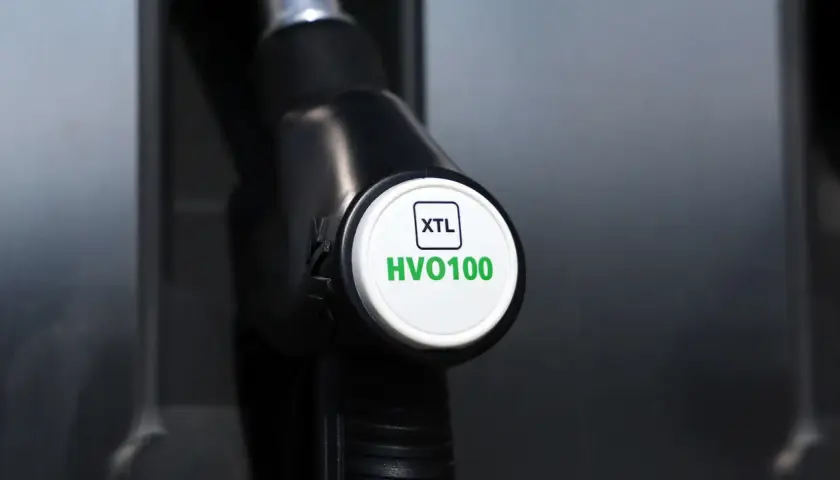 Nahaufnahme einer Zapfpistole mit der Kennzeichnung "XTL HVO100". Der Biodiesel-Preis ist hier nicht ersichtlich, aber die Bezeichnung deutet auf eine nachhaltige Kraftstoffoption hin.