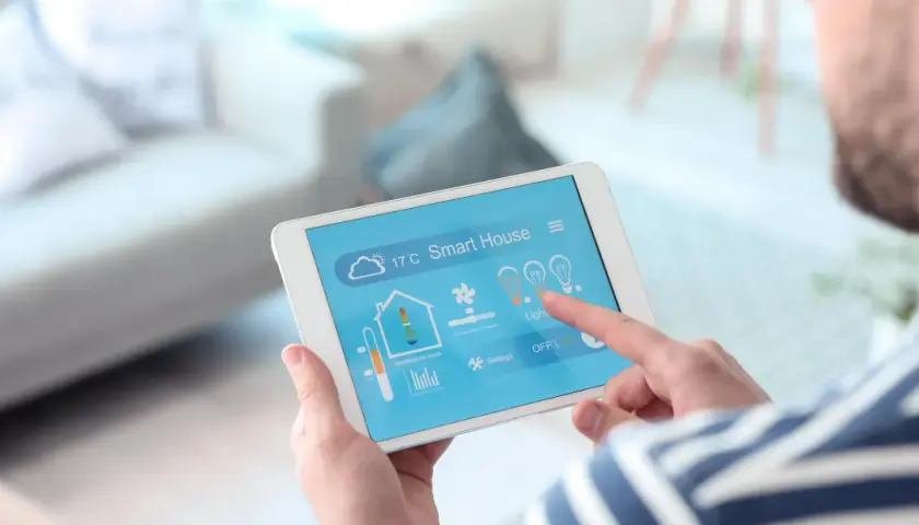 Controlando la temperatura y luces de tu hogar con una tablet. Descubre el precio de la domótica en casa y vive más cómodo.