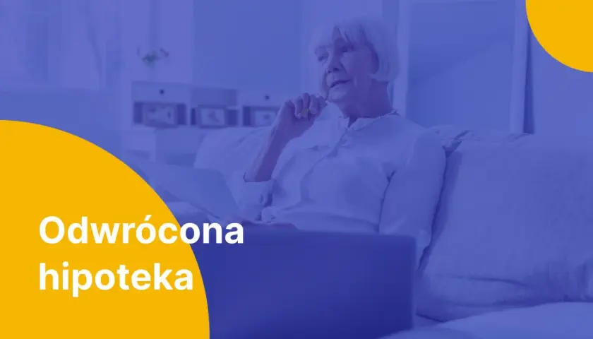 Starsza kobieta siedzi na kanapie z laptopem, trzymając ołówek przy ustach.
