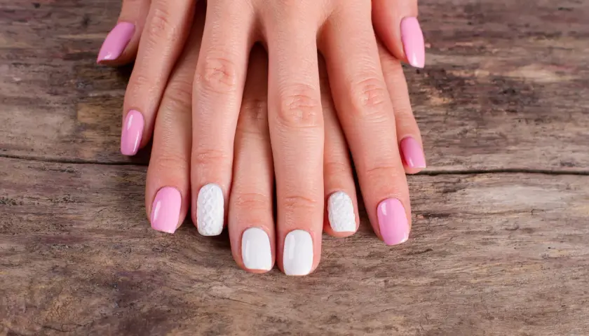 Dłonie z różowym i białym manicurem hybrydowym. Idealna baza pod hybrydę to klucz do trwałego efektu.