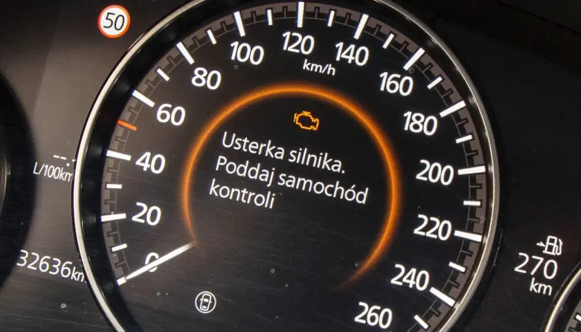 Kontrolka silnika świeci się, informując o usterce i trybie awaryjnym (limp mode). Samochód wymaga kontroli.