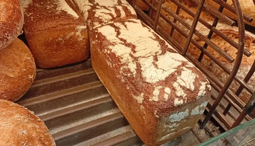 Chleb krojony w Biedronce, świeży i pachnący, idealny na kanapki. Zastanawiasz się, ile kosztuje chleb krojony w Biedronce?