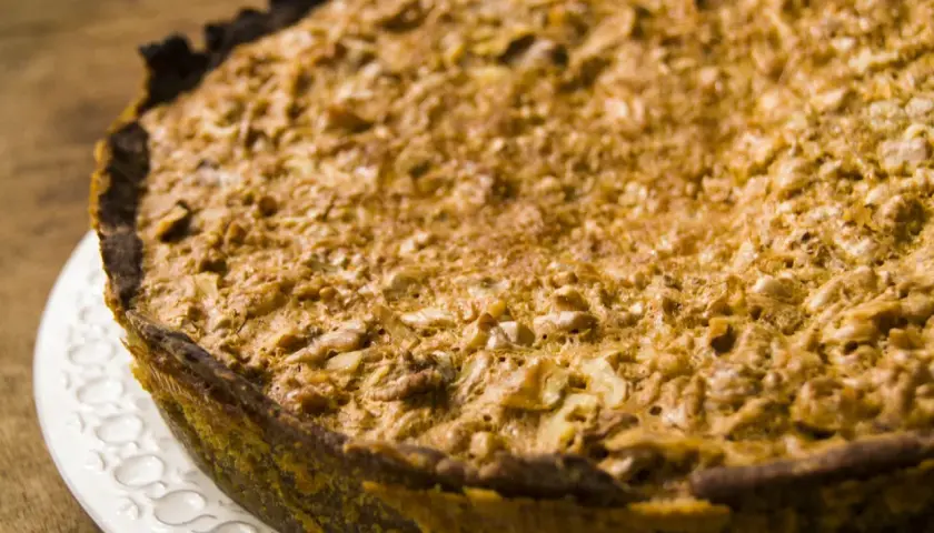 Tarta de nueces dorada y crujiente, lista para disfrutar.