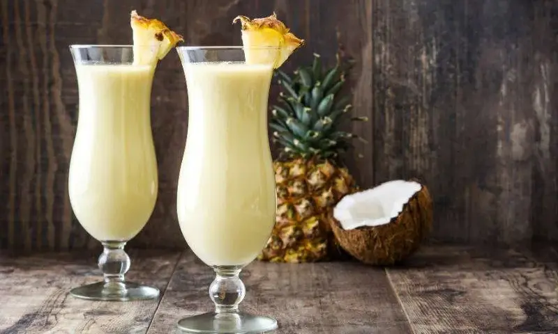 Najlepsze drinki kokosowe: Pyszne przepisy na orzeźwiające koktajle