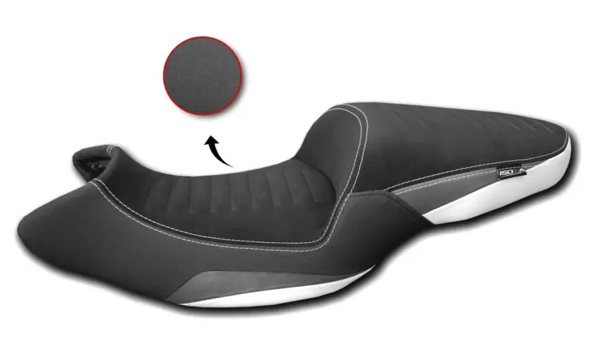 Selle personalizzate per moto, con finitura antiscivolo e cuciture a contrasto. Dettaglio ingrandito del materiale.