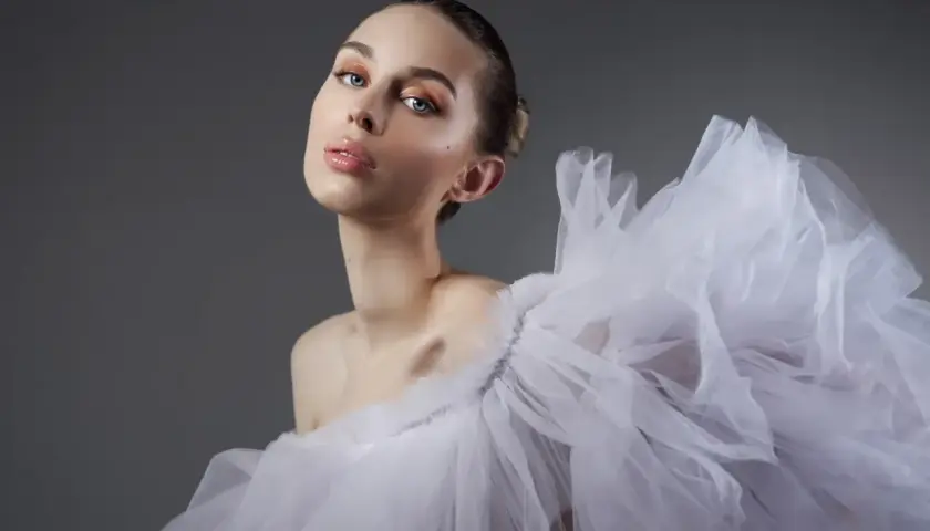 Młoda tancerka w białej tutu, uosobienie lekkości i wdzięku. Jej dieta baletnicy to klucz do perfekcji.