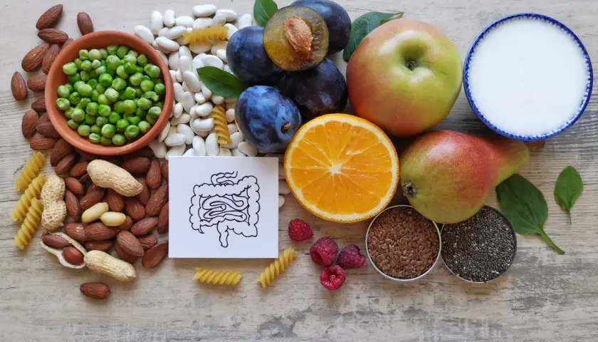 Frutta, verdura, semi e latticini per combattere la stitichezza. Evitare cibi da evitare.