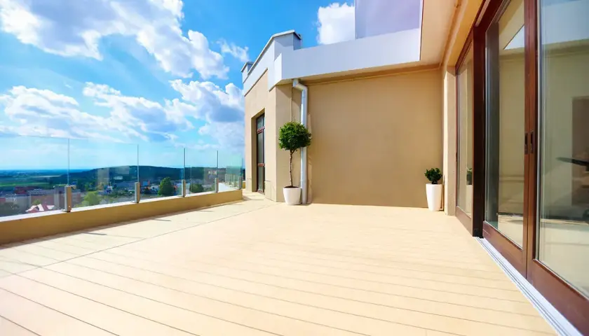 Ampia terrazza con pavimento galleggiante per esterni, ringhiera in vetro e vista panoramica.