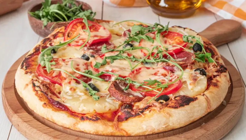 Pyszne ciasto na pizzę thermomix z pomidorami, mozzarellą, oliwkami i rukolą. Idealne na szybki obiad.