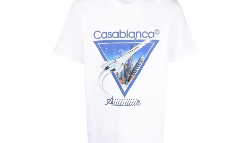 Weißes T-Shirt mit blauem Dreieck-Print: Concorde fliegt über Skyline, Schriftzug "Casablanca".
