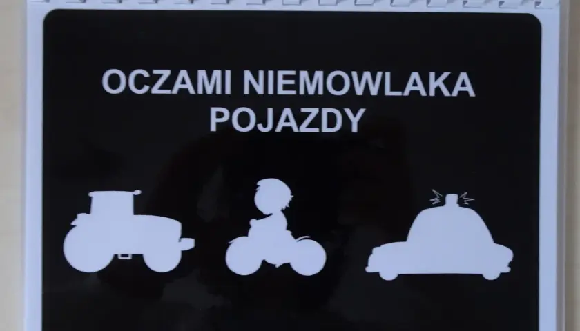 Karty kontrastowe do druku z pojazdami: traktorem, motocyklistą i radiowozem. Idealne dla niemowląt.