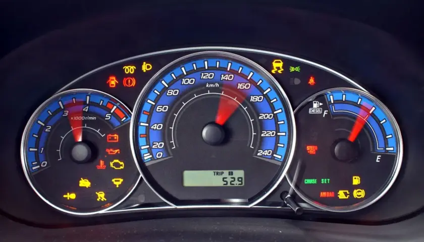 Ford Focus MK2: kontrolki świecą się, wskazując na problemy z silnikiem, hamulcami, poduszkami powietrznymi i niskim poziomem paliwa.