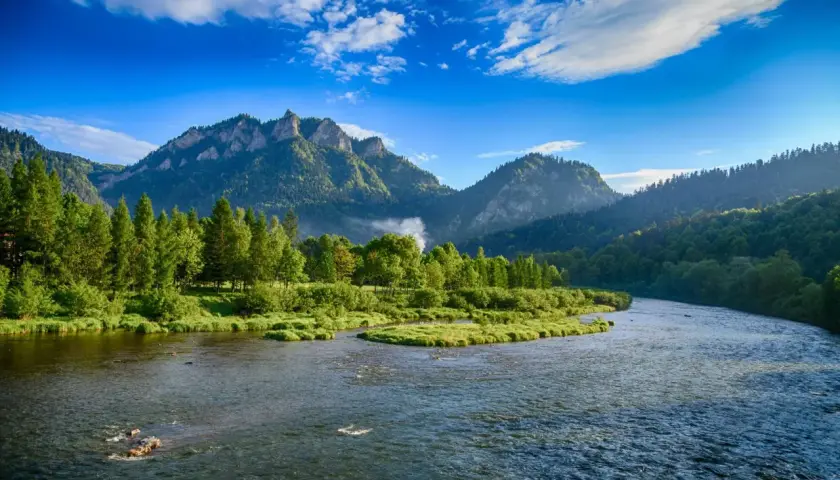 Malowniczy Dunajec w Pieninach. Idealne miejsce, gdzie na wakacje w Polsce, z górami w tle i błękitnym niebem.