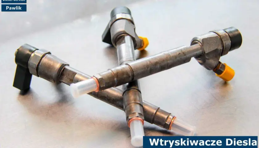 Trzy wtryskiwacze diesla leżą na metalowej powierzchni. Różne rodzaje wtryskiwaczy mogą wpływać na pracę silnika.