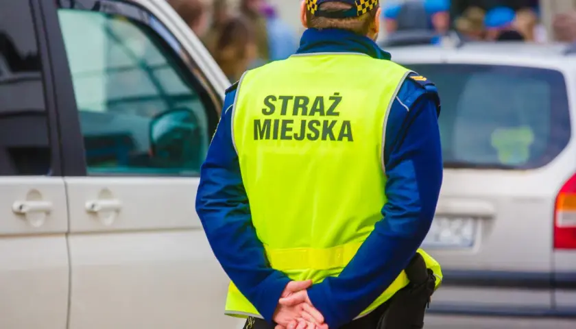 Czy straż miejska może wystawić mandat za parkowanie na osiedlu? Sprawdź zasady i konsekwencje