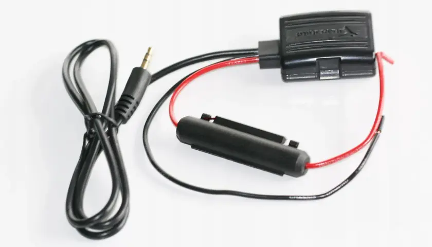 Adapter z kablem jack 3.5mm i bezpiecznikiem, idealny do podłączenia aux w samochodzie.