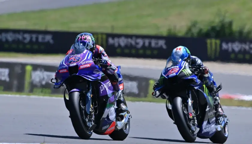 Dos pilotos de MotoGP compiten en el GP Assen, con los horarios de carrera en mente.