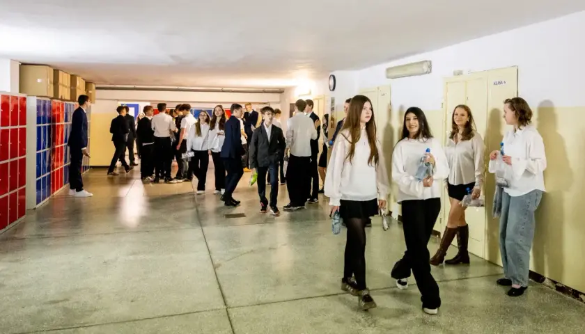 Uczniowie w szkolnym korytarzu. Czy to szkoła drugiego wyboru, co to znaczy? Zastanawiają się, co dalej.