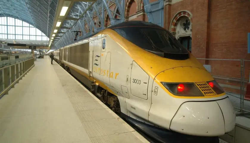 Pociąg Eurostar na peronie, gotowy do podróży przez Kanał La Manche.