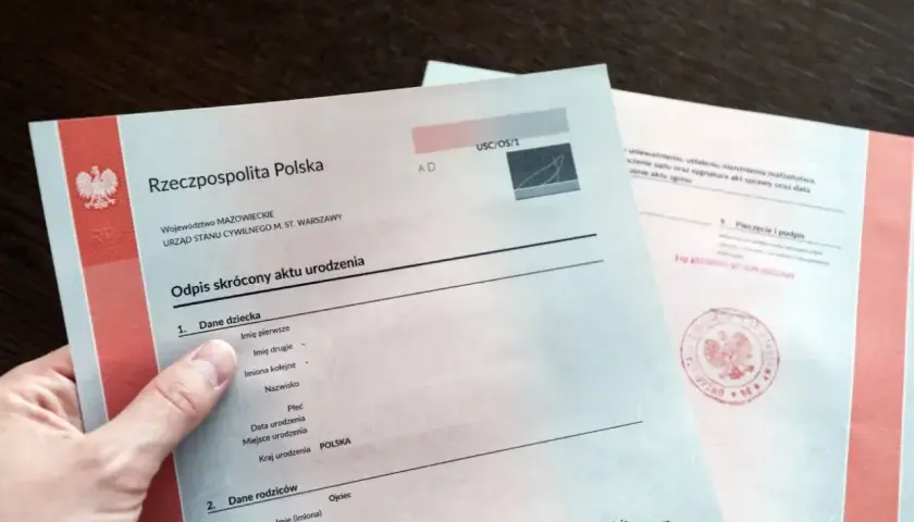Odpis aktu urodzenia z USC. Czas oczekiwania na dokument może być różny, warto sprawdzić w urzędzie.