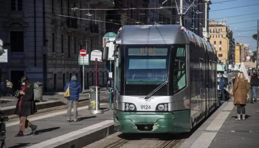 Un tram ATAC a Roma, forse in servizio come bus sostitutivi metro, attende passeggeri su un binario.