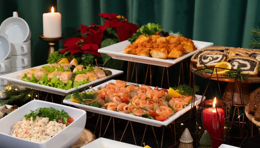 Elegancki catering świąteczny dla firm w Warszawie: łosoś, ryby, makowiec i sałatki.