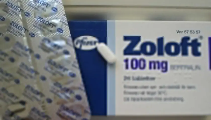 Opakowanie leku Zoloft 100 mg, zawierające 28 tabletek sertraliny. Lek stosowany w leczeniu depresji i zaburzeń lękowych.