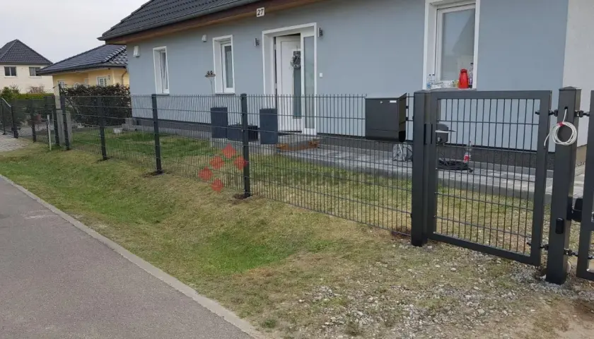 Nowy, nowoczesny ogrodzenie panelowe wokół domu. Dowiedz się, jak zrobić ogrodzenie panelowe, by zabezpieczyć swoją posesję.