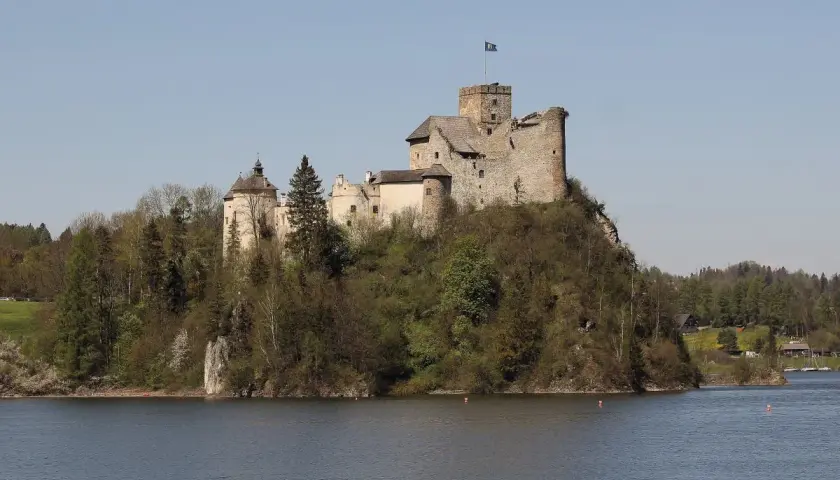 Zamek w Niedzicy, gdzie według legendy ukryto skarb Inków. Majestatyczna warownia na skale nad jeziorem.