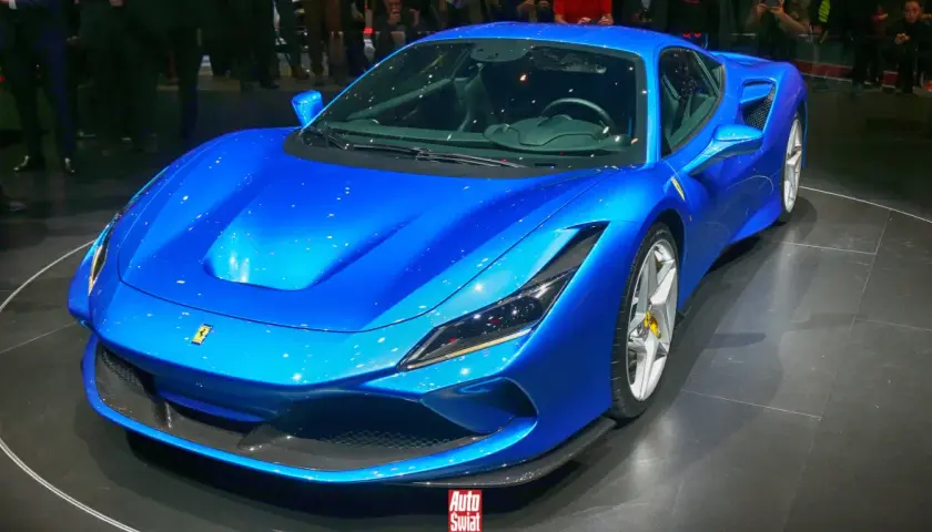 Błękitny Ferrari F8 Tributo błyszczy na wystawie, przyciągając wzrok widzów.