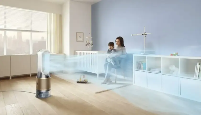 Purificador de aire Dyson creando un ambiente fresco y saludable para un niño y su madre. El aire interior se renueva, asegurando bienestar.