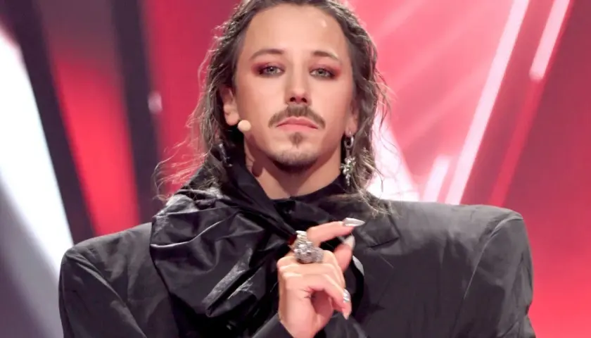 Michał Szpak, artysta o wyrazistym wizerunku, w czarnym stroju i z charakterystycznym makijażem. Czy Michał Szpak jest gejem? Jego styl budzi pytania.